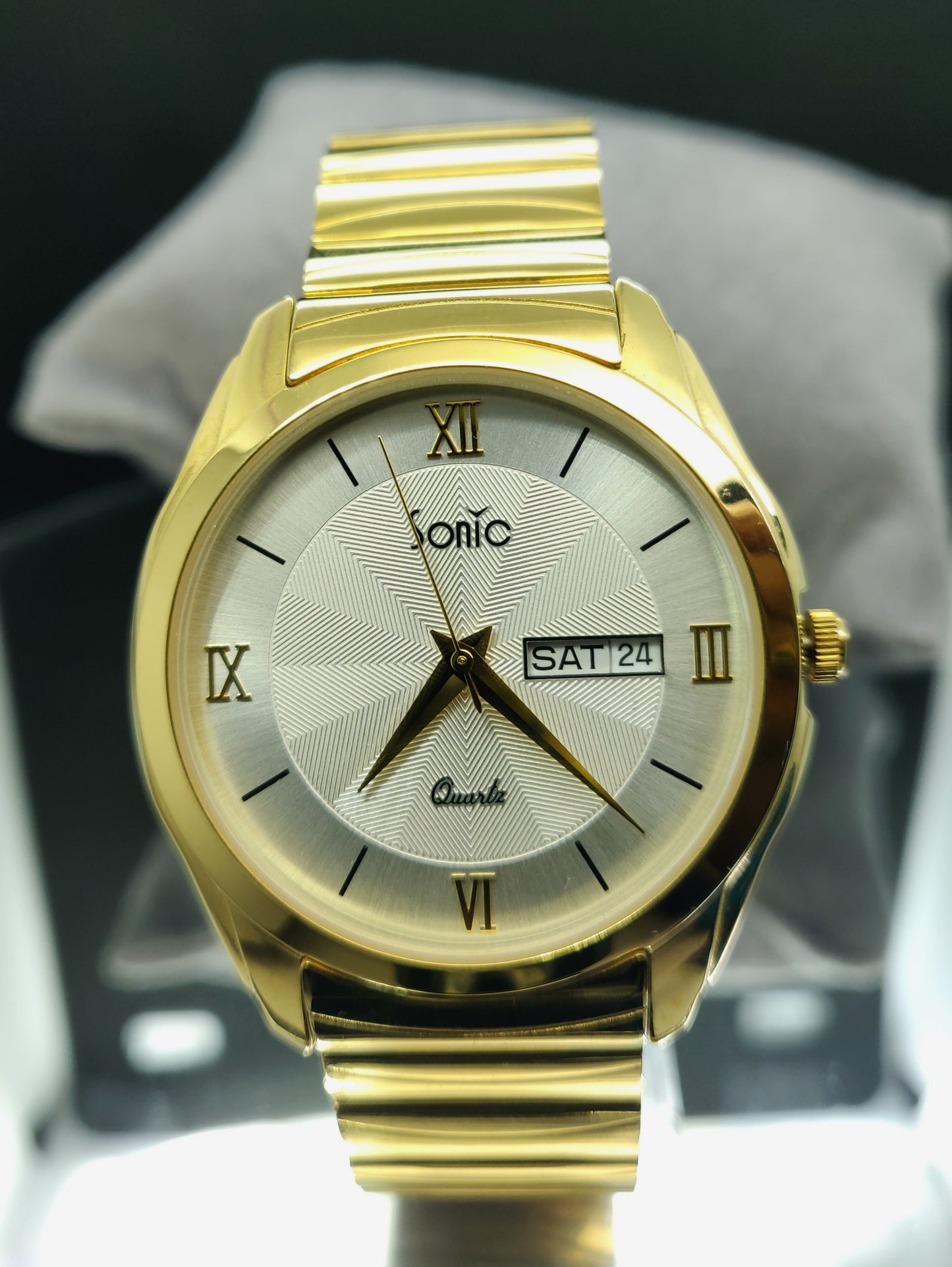 Crony Premium Golden Metal Chain Analog Day & Date Wrist Watch for Men