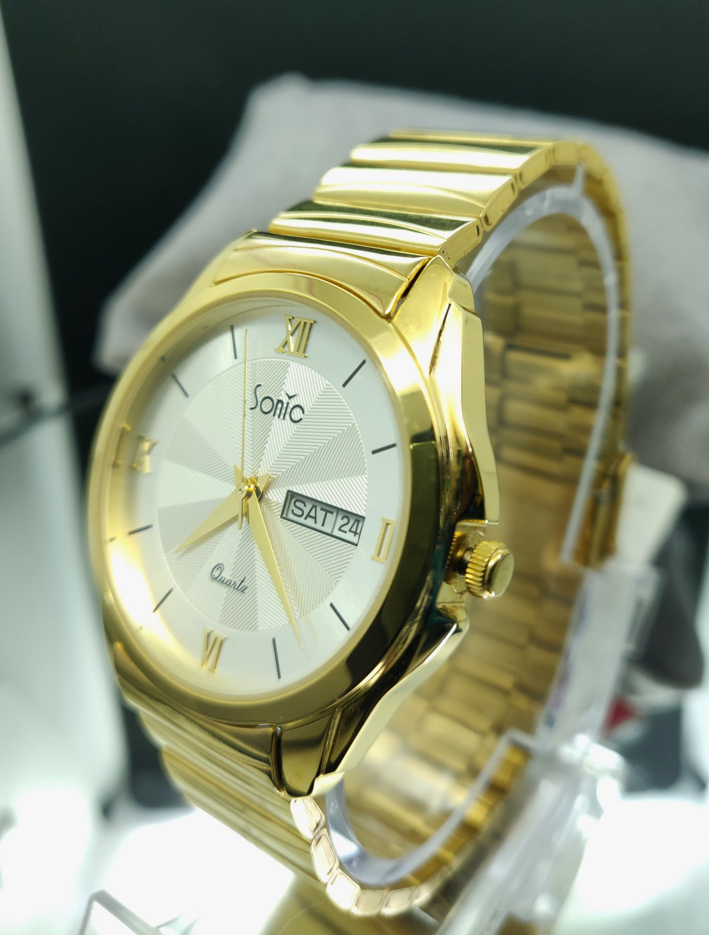 Crony Premium Golden Metal Chain Analog Day & Date Wrist Watch for Men