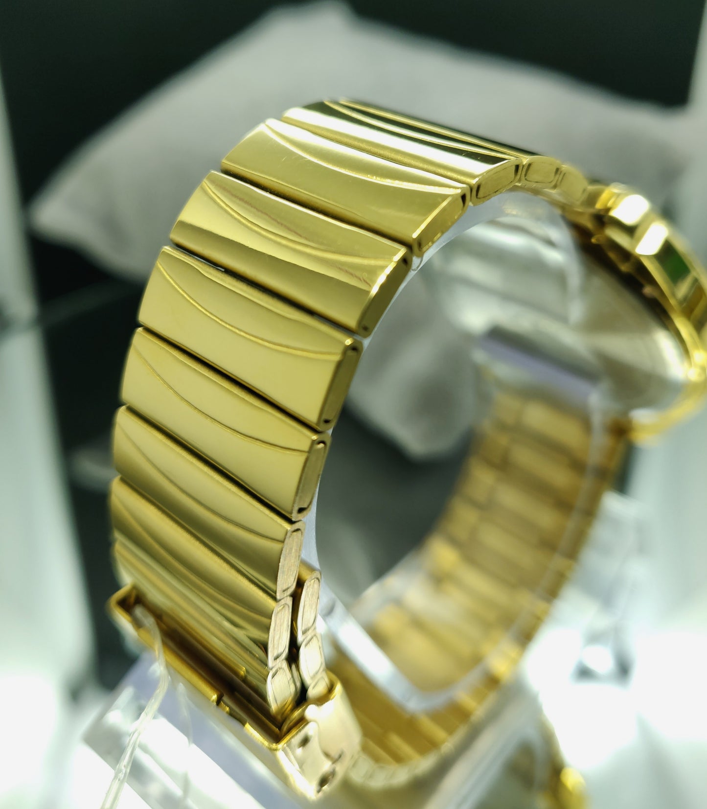 Crony Premium Golden Metal Chain Analog Day & Date Wrist Watch for Men